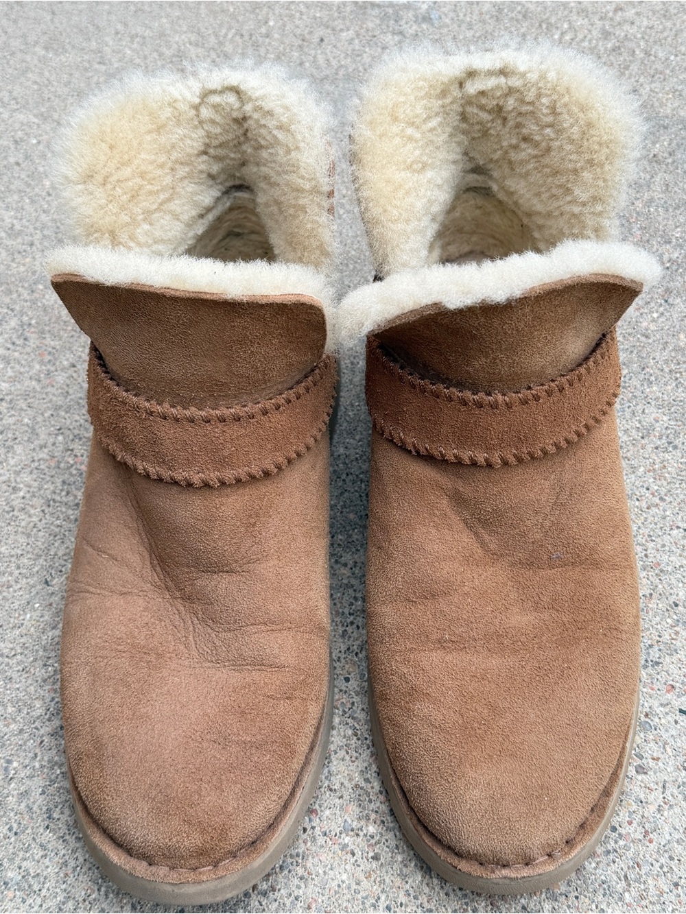 UGG McKay Classic Ankle Bootie in Chestnut Size 9 Round Toe Model 1012358